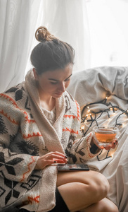 喝杯茶电话的女孩