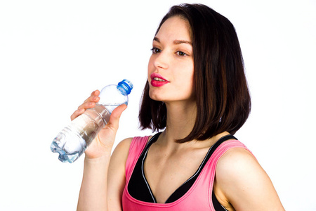 在与一瓶饮用水运动服的年轻女子