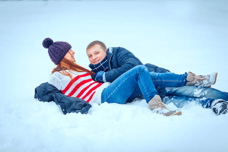 在雪冰景观冬季情人节夫妇