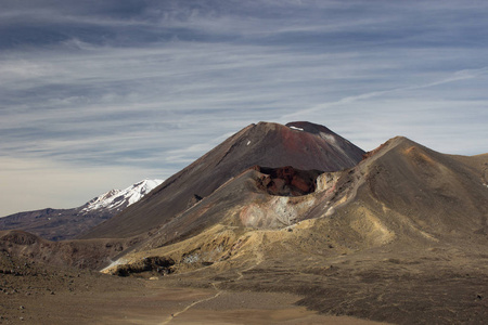 红色的火山口和装载北岛