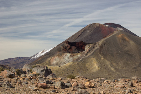 红色的火山口和装载北岛