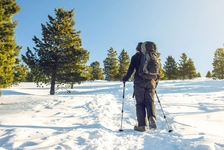 男子徒步旅行者会在雪地里山中