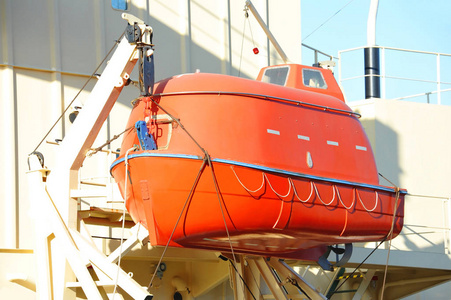 在船甲板上安全救生艇照片