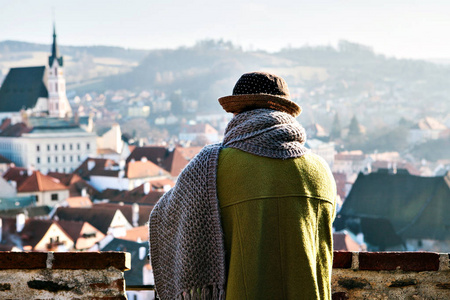 的景色的镇的契斯基库伦隆在捷克共和国在欧洲的寂寞老妇旅行者照片