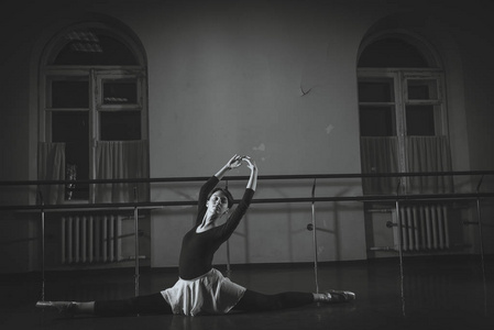 黑色和白色大厅芭蕾舞团.在大厅里热身的舞者.