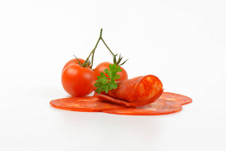萨拉米香肠和樱桃西红柿
