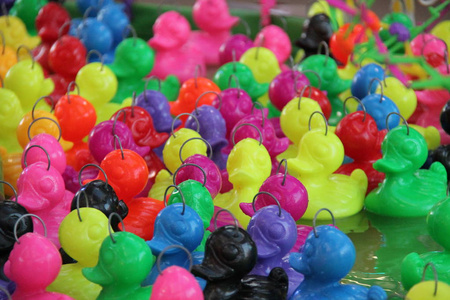 色彩缤纷的塑料鸭子
