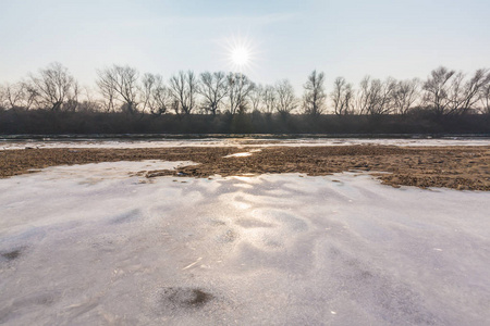 冬天的景色，冰冻的河面与冰覆盖沙丘，在寒冷晴朗的一天