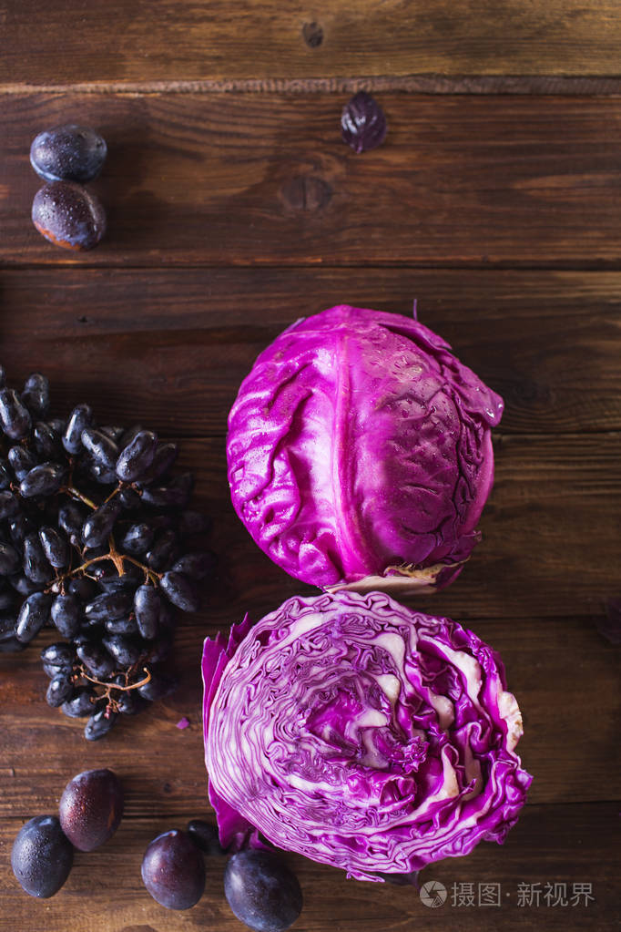 蓝色的白菜和葡萄在一个木制的背景copyspace
