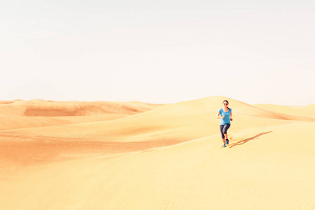 慢跑在沙漠中