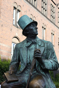 安徒生在哥本哈根首都的雕像图片