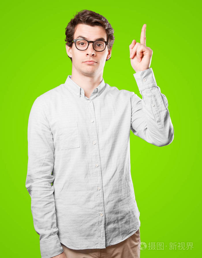 自信的年轻人指点