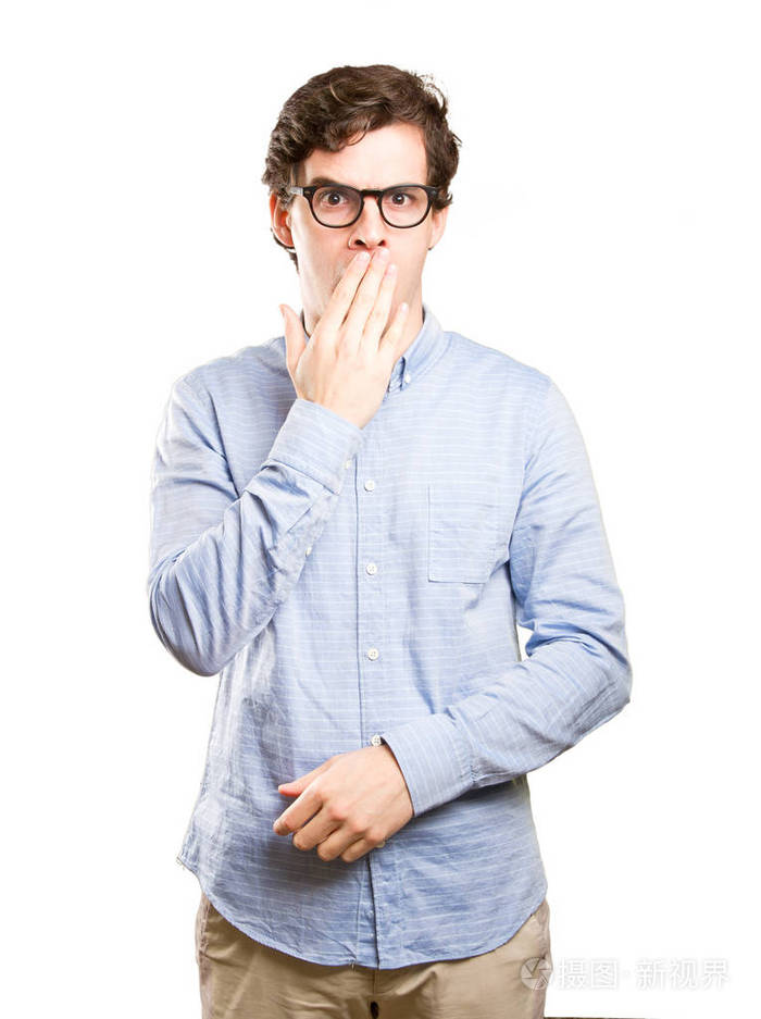 惊讶的年轻男子捂他的嘴