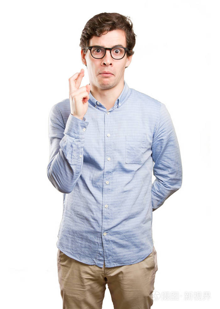 有关的年轻人用手指交叉