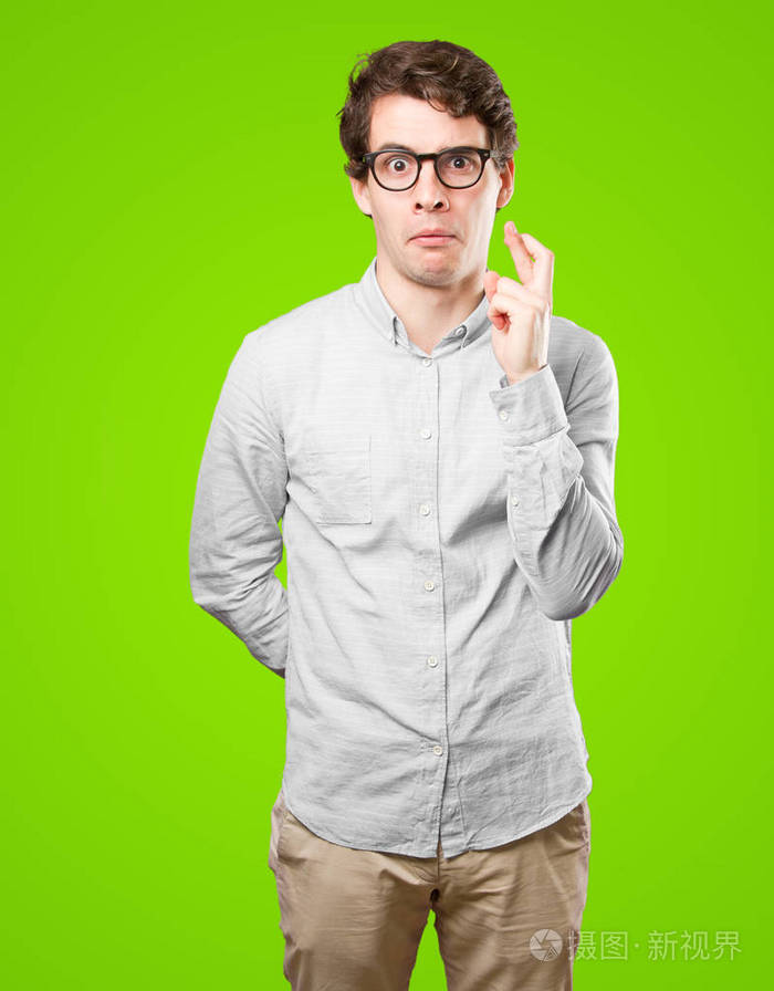 有关的年轻人用手指交叉