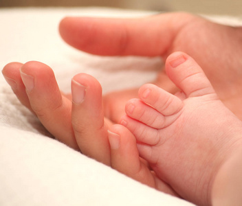小刚出生的婴儿脚在女性手中