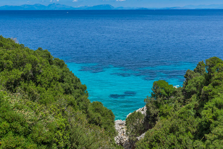 小小的沙滩，与蓝色的海水，在凯，爱奥尼亚群岛