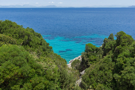 在伊奥尼亚岛凯法利尼亚的蓝色水域的小海滩