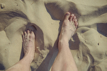 海滩上阳光灿烂的夏天一天享受阳光的日光浴浴床脚特写