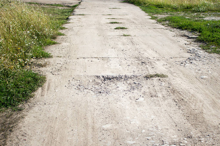 在绿草的泥泞道路