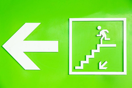 绿色墙上的紧急出口标志。