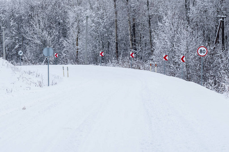 道路覆盖在森林里的冬天雪