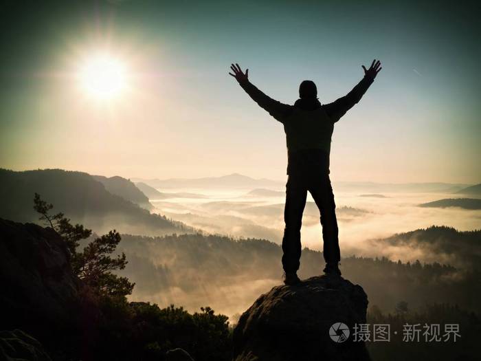 爬到山顶的徒步旅行者欣赏的景色