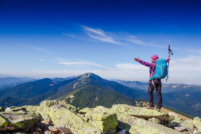 女人旅行背包徒步旅行在山登山体育生活方式的概念照片-正版商用图片