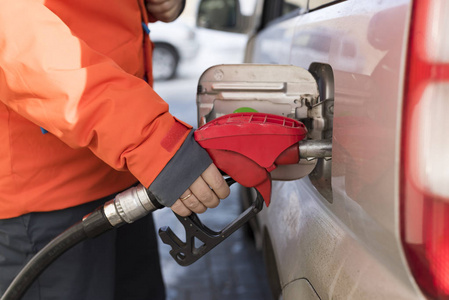 在一个加油站汽油灌进了车