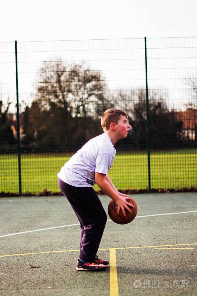 孩子在当地的一个公园打篮球