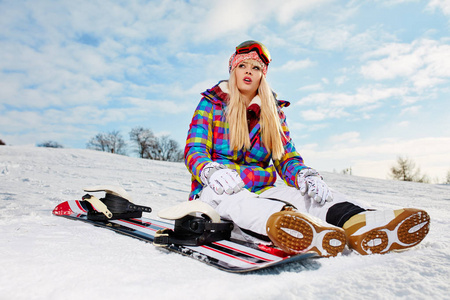 运动与滑雪板高冬天下雪山区的女孩