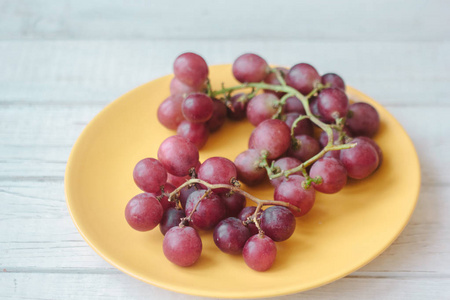 串上的白色桌布的黄板的新鲜葡萄