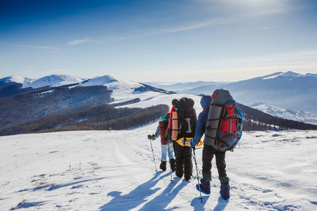 冬山中徒步旅行。人们旅游和体育的概念
