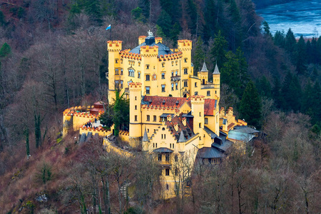 天鹅城堡城堡鸟瞰湖与巴伐利亚阿尔卑斯山