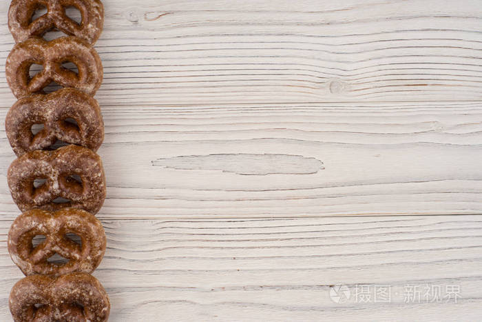 木制的白色背景上的姜饼心饼干