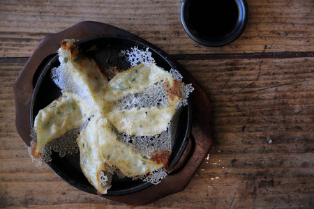 在木头背景的 gyoza, 日本食物开胃菜