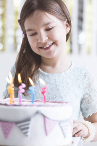 生日蛋糕的小女孩