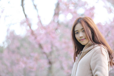 漂亮的亚洲年轻女子在盛开的樱花樱花樱花