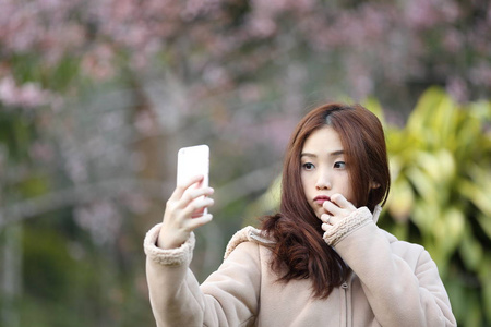 亚洲女子自拍照与樱花樱花