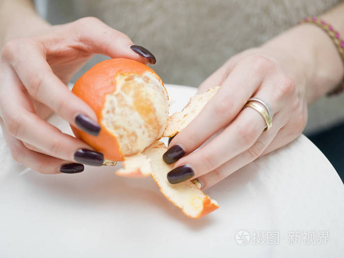 手剥皮橘子