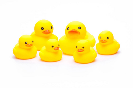 白色背景上的黄色橡胶鸭子玩具照片