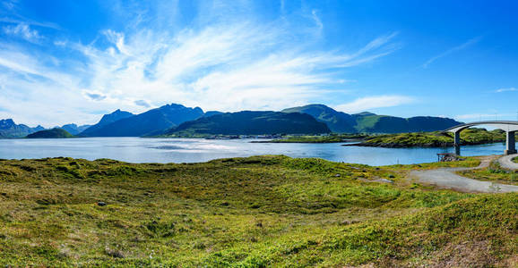 罗弗敦是在诺德县挪威群岛。独特的风景线，有崇山峻岭和峰，公海和海湾，海滩和触及的土地而闻名