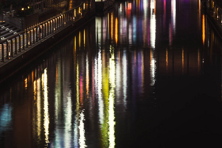 光波在水中的反射有色城市灯光 r