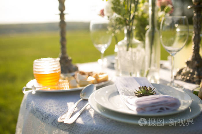 在婚礼接待特写餐具和菜优雅美丽装饰的表