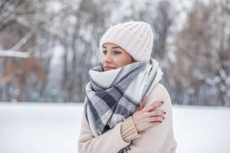 美丽的金发女人，在雪地里的肖像