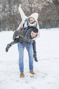 幸福的夫妇在冬季公园散步