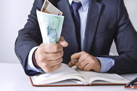 商人手抓钱照片