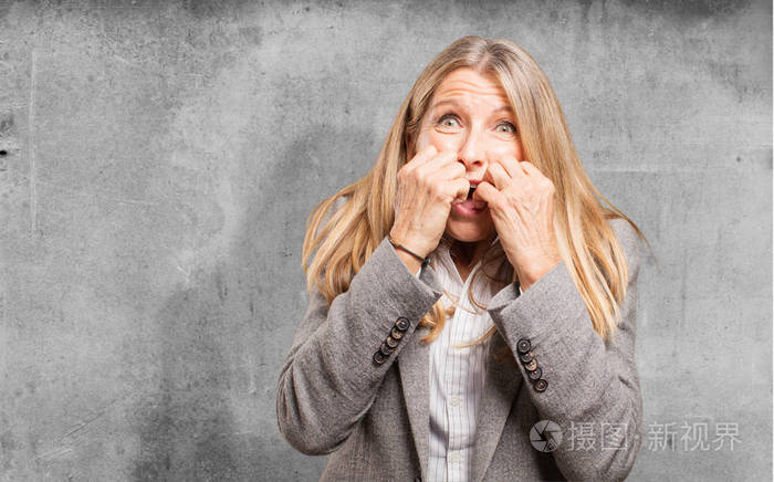 高级美丽的女人,害怕的姿势