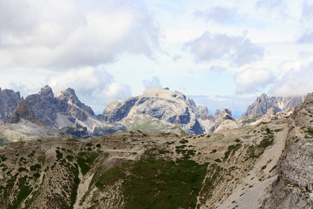 山 Birkenkofel 全景和行人路和在 Bullelejoch 中 Sexten 白云岩，南蒂罗尔，意大利