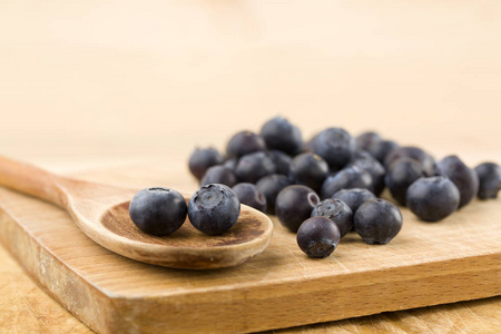 木制桌子上的蓝莓